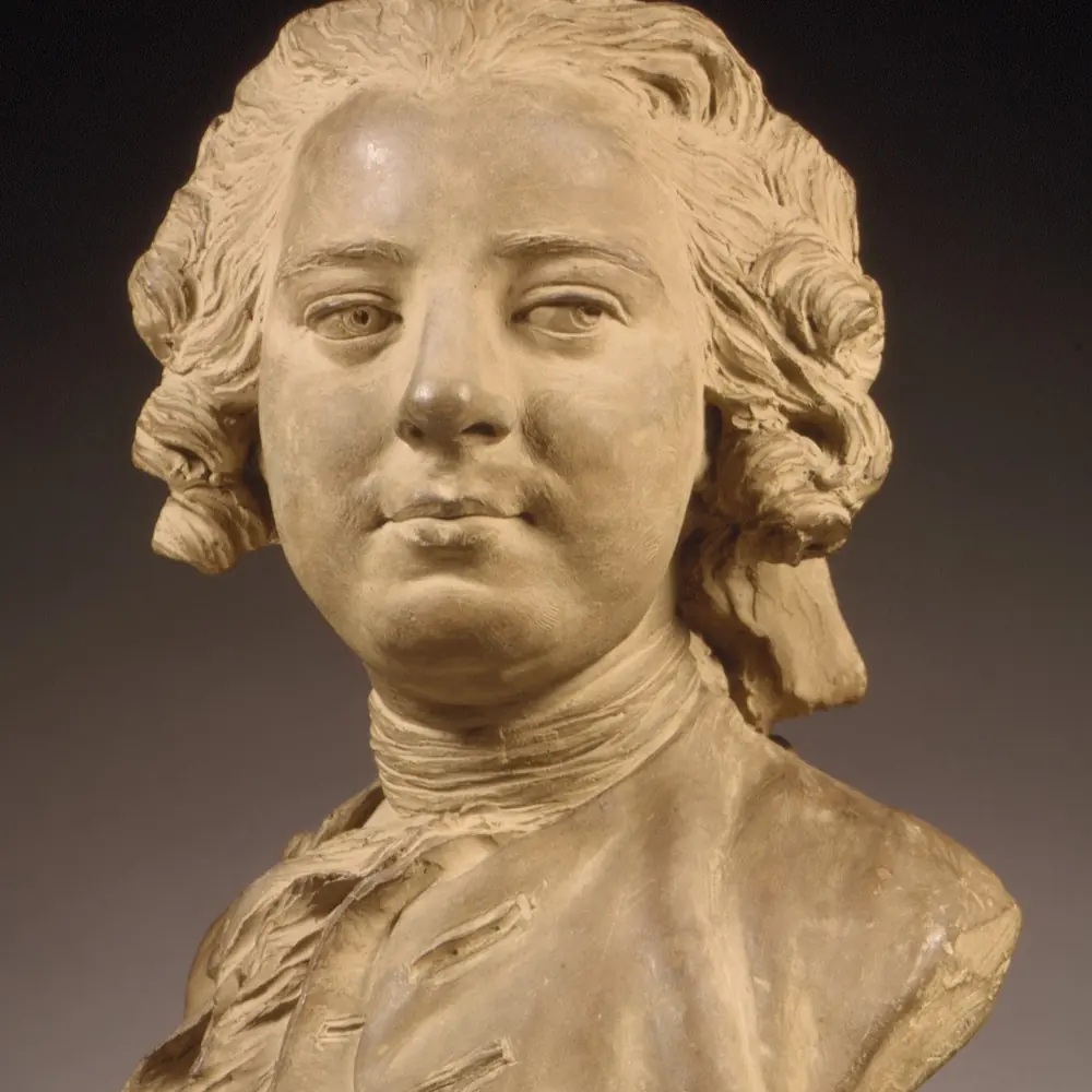 Photographie du buste en terre cuite d’un homme en perruque, milieu du XVIIIᵉ siècle, cadrée sur le visage : le genre de pièce qui demande une étude avant toute conclusion.