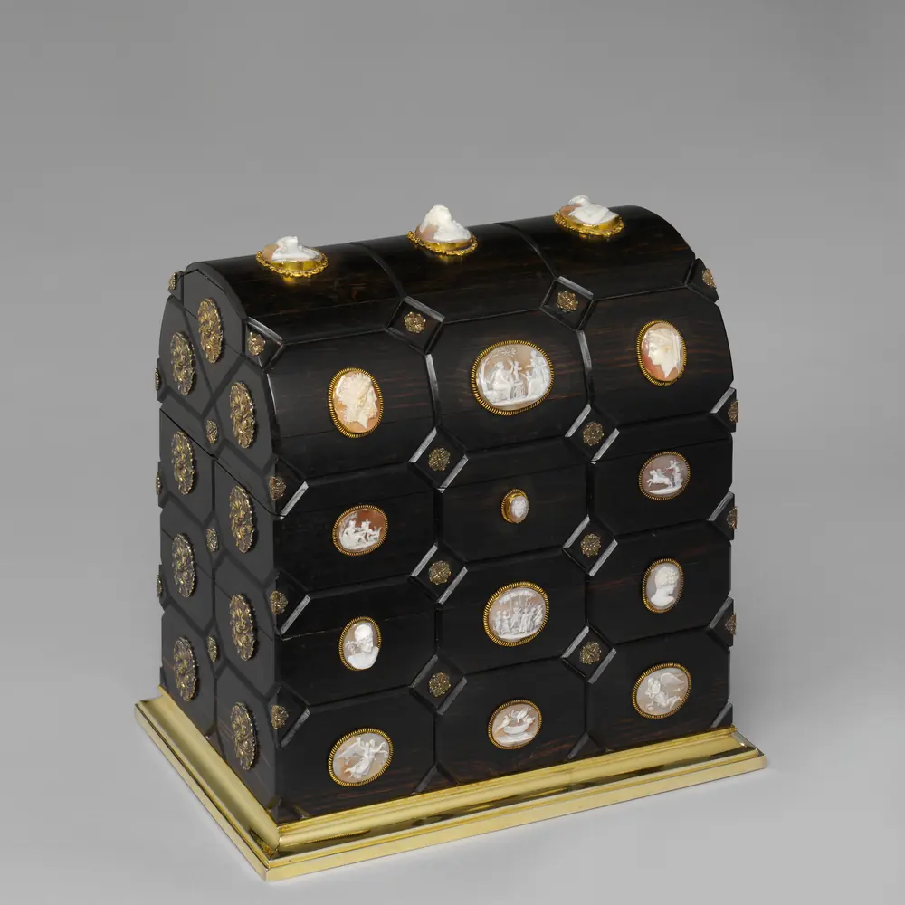 Photographie d’un coffret en ébène de Macassar serti de camées sur coquille et monté sur argent doré, vers 1875, vu de trois quarts : une pièce au sujet de laquelle un client vous a écrit.