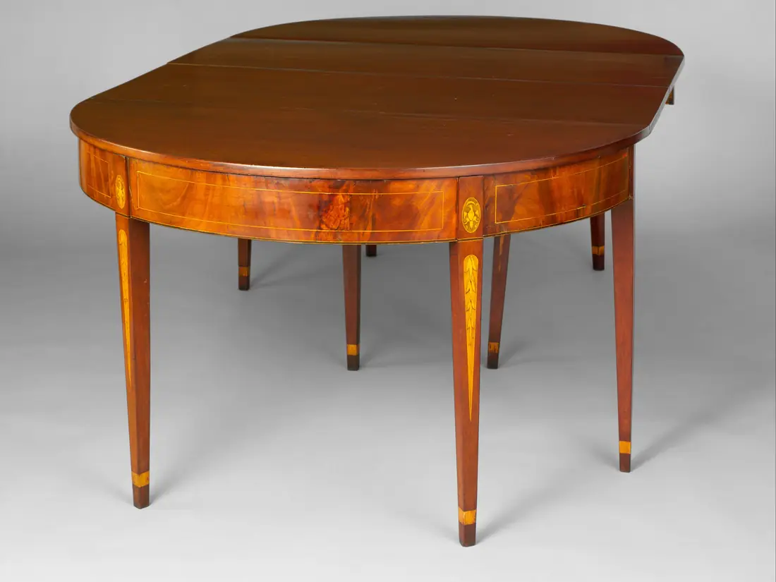 Photographie d’une grande table de salle à manger en acajou à abattants, vers 1800, vue de trois quarts : un meuble en stock, avec sa valeur d’achat et son prix de revente estimé.