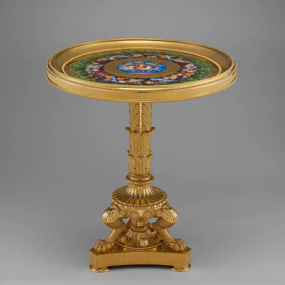Photographie d’un guéridon en porcelaine de Berlin et bronze doré, vers 1833, sur fond neutre : une pièce qui se présente bien en une seule image.