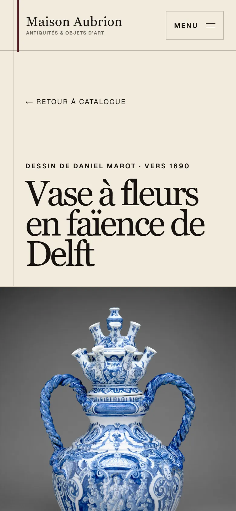 La page d’un objet du même site sur téléphone : le vase à fleurs en faïence de Delft, avec son titre et sa photographie.