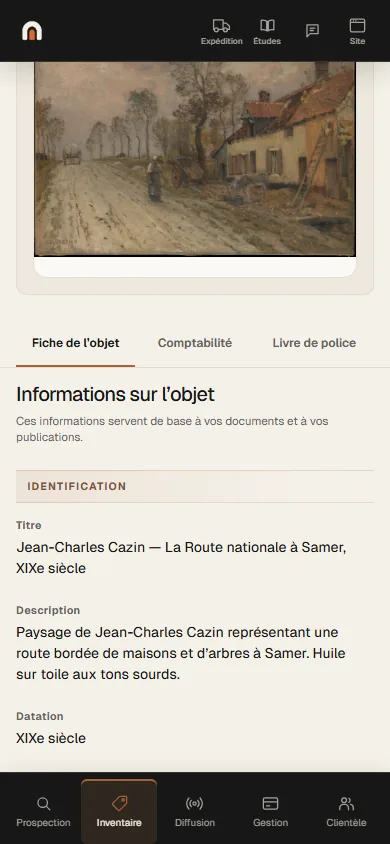 Écran de l’application Antikium : les informations d’un objet, avec la photographie du tableau, les onglets de la fiche, et les champs d’identification — titre, description, datation — qu’une proposition de l’assistant viendrait compléter.