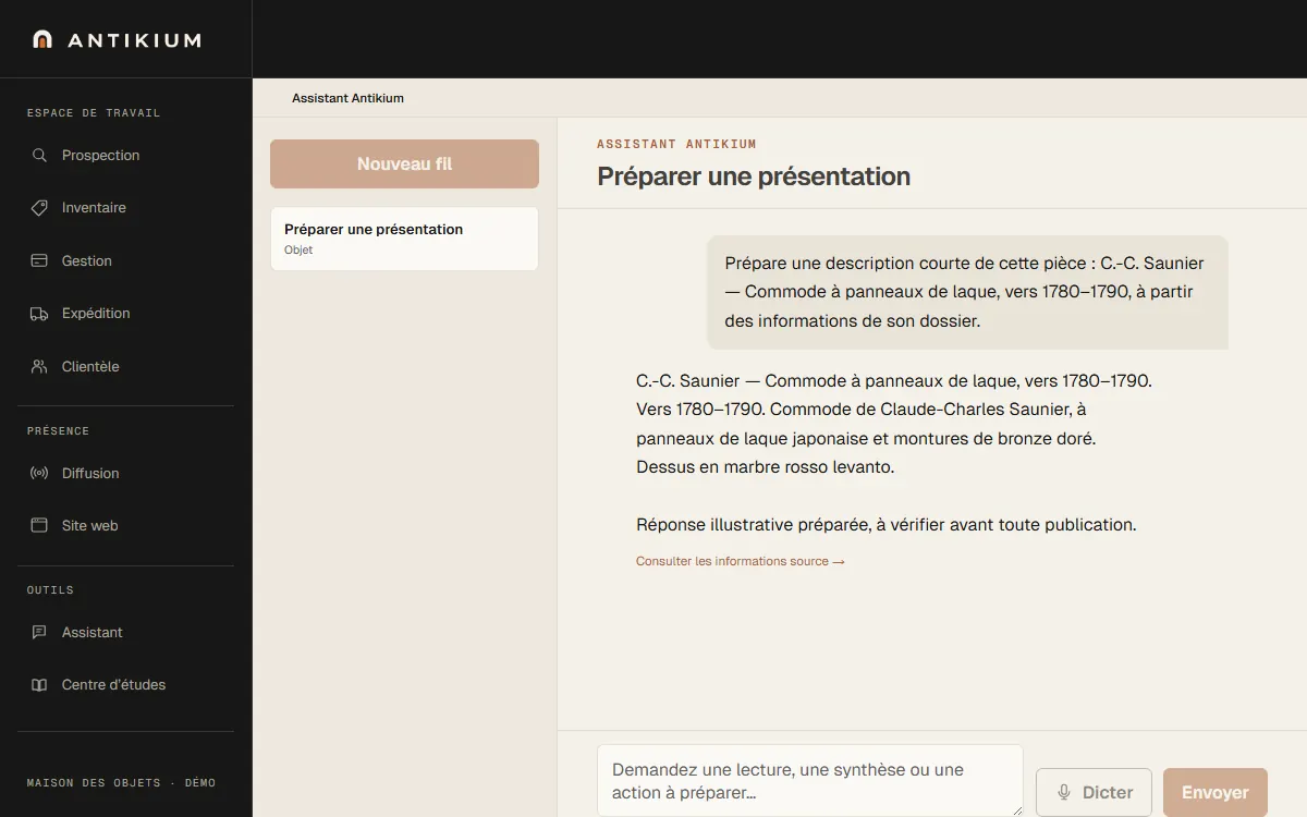 Écran de l’application Antikium sur ordinateur : un fil de l’assistant, la demande de l’antiquaire en haut, la description préparée en dessous, la mention précisant qu’elle est à vérifier avant publication, le lien vers les informations source et la zone de saisie.