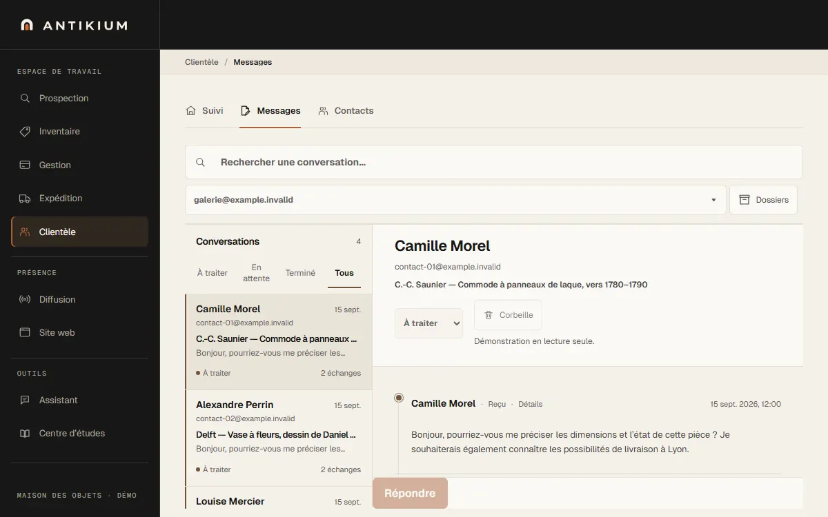 Écran de l’application Antikium sur ordinateur : la messagerie, ses conversations classées à gauche et, ouverte à droite, la demande d’un contact sur une commode à panneaux de laque, avec son adresse, son classement À traiter et le message reçu.