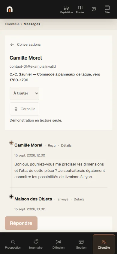 Écran de l’application Antikium sur téléphone : la même conversation, le contact et l’objet concerné au-dessus du message.