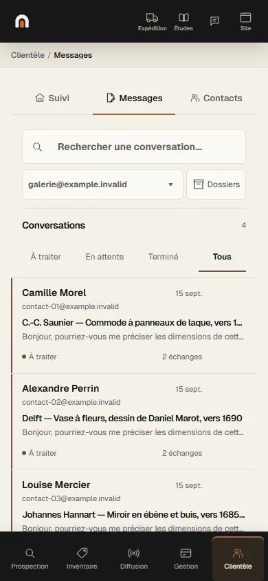 Écran de l’application Antikium : la messagerie, avec sa recherche, l’adresse reliée, le nombre de conversations, les onglets À traiter, En attente et Terminé, et les échanges listés avec leur contact et l’objet concerné.