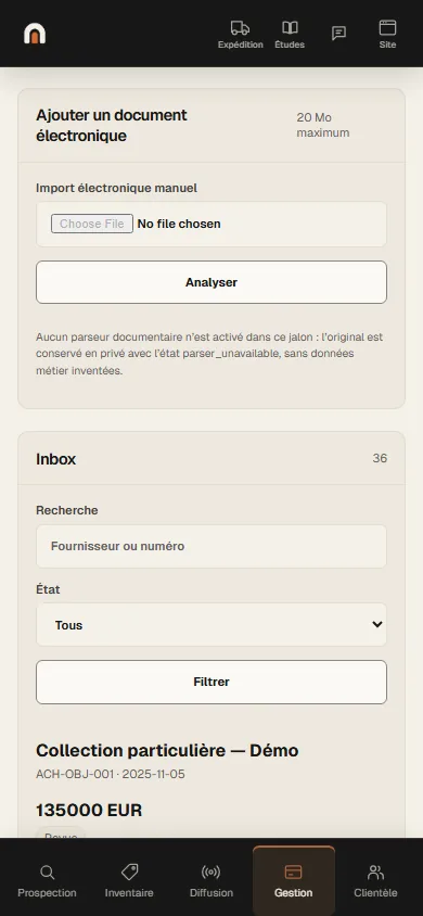 Écran de l’application Antikium : la boîte des factures fournisseurs, avec le dépôt d’un document électronique, la recherche par fournisseur ou numéro, le filtre par état et la première facture reçue, avec son fournisseur, son numéro, sa date et son montant.