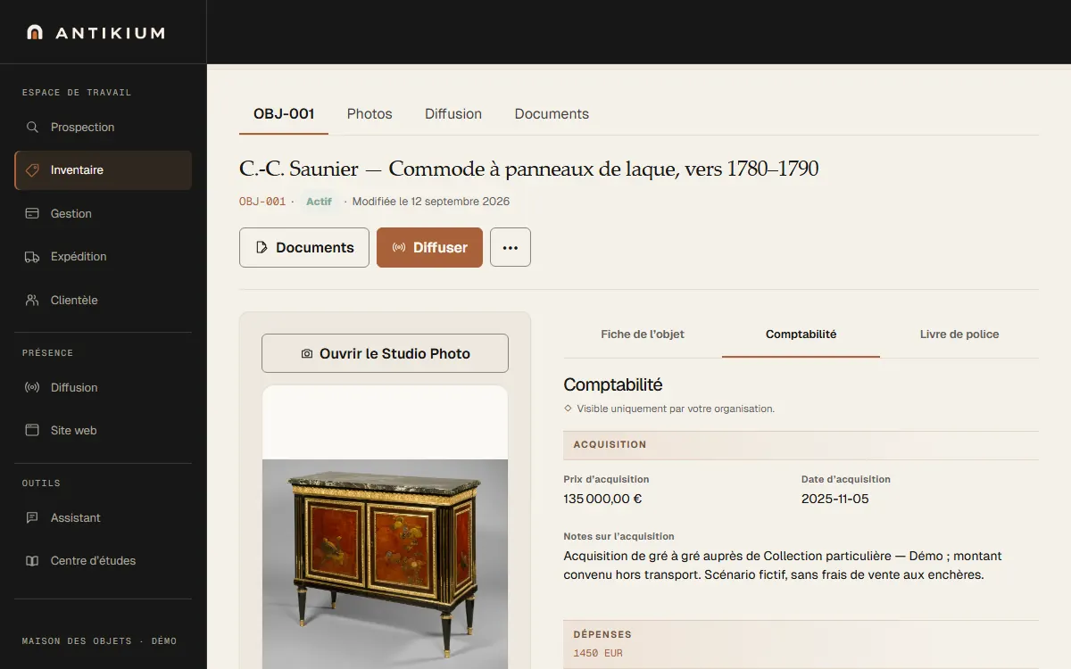 Écran de l’application Antikium sur ordinateur : la fiche d’une commode, ouverte sur l’onglet Comptabilité, avec la mention Visible uniquement par votre organisation, le prix et la date d’acquisition, les notes sur l’acquisition et le début du bloc des dépenses avec son total.