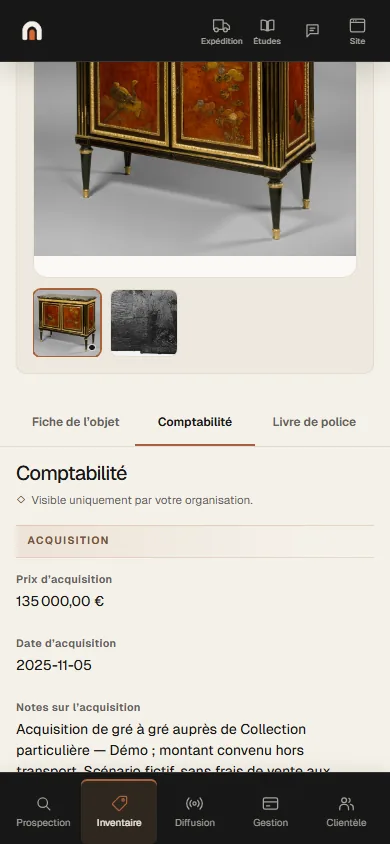 Écran de l’application Antikium sur téléphone : le même onglet Comptabilité, sous la photographie de l’objet.