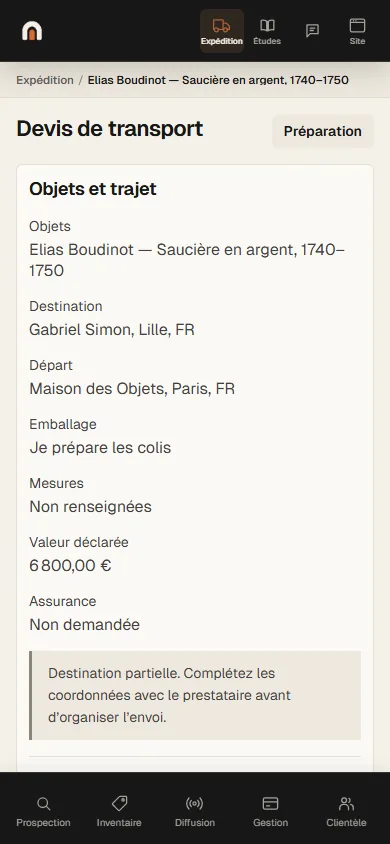 Écran de l’application Antikium : une demande de transport, avec l’objet repris de l’inventaire, la destination du client, l’adresse de départ, le mode d’emballage, la valeur déclarée et l’avertissement signalant une destination encore incomplète.