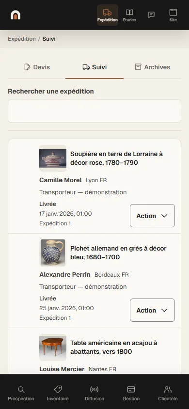 Écran de l’application Antikium : l’onglet Suivi des expéditions, avec les envois organisés, l’objet photographié, le destinataire et sa ville, le prestataire, l’état Livrée et la date de livraison.