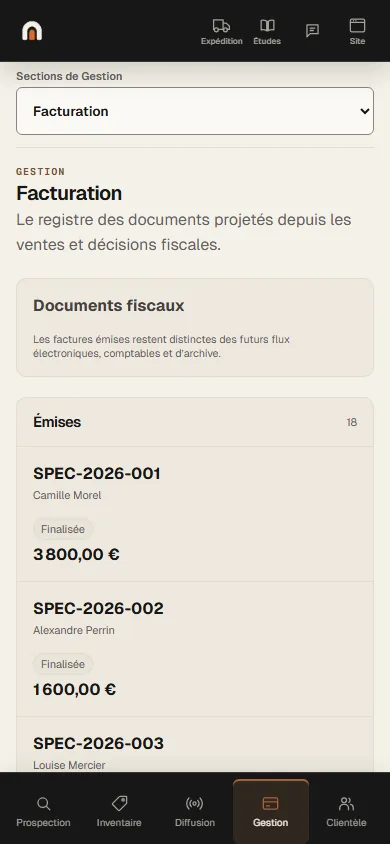 Écran de l’application Antikium : le registre de facturation, avec le nombre de factures émises, et les premières lignes portant leur numéro, le nom du client, la mention Finalisée et le montant.