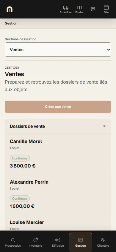 Écran de l’application Antikium : les dossiers de vente, avec leur nombre, et les premières lignes portant le nom du client, le nombre d’objets, la mention Confirmée et le montant.