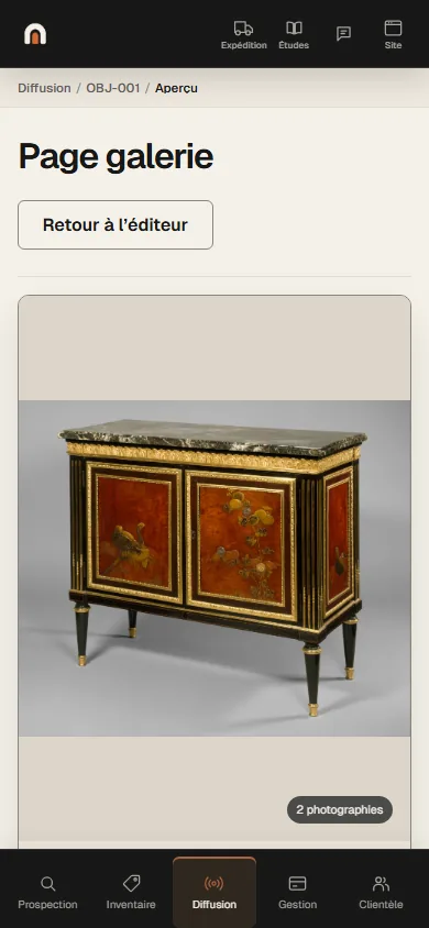 Écran de l’application Antikium : l’aperçu de la page galerie d’une commode, avec le titre Page galerie, le bouton de retour à l’éditeur, la photographie principale et le nombre de photographies.