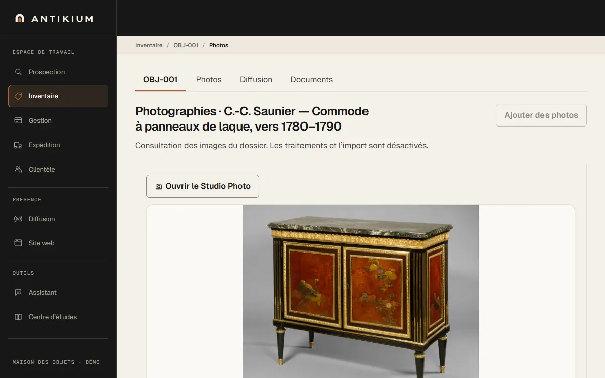 Écran de l’application Antikium sur ordinateur : la galerie photographique d’une commode à panneaux de laque, avec ses onglets Photos, Diffusion et Documents, le bouton d’ouverture du Studio Photo et la vue préparée de la pièce.