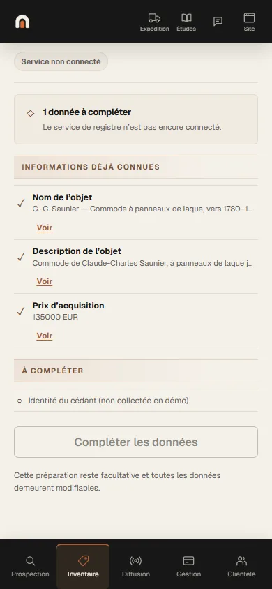 Écran de l’application Antikium : l’onglet Livre de police d’une fiche, avec la mention Service non connecté, le compte des données à compléter, les informations déjà connues — nom, description, prix d’acquisition — chacune avec son lien Voir, la ligne À compléter et le bouton Compléter les données.
