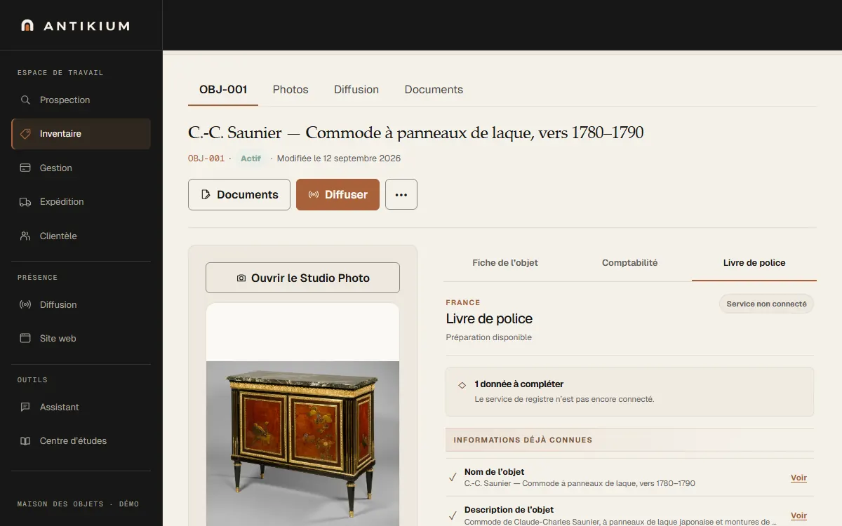 Écran de l’application Antikium sur ordinateur : la fiche d’une commode, ouverte sur l’onglet Livre de police, avec la mention Service non connecté, le compte des données à compléter et les premières informations déjà connues, nom et description de l’objet, chacune avec son lien Voir.