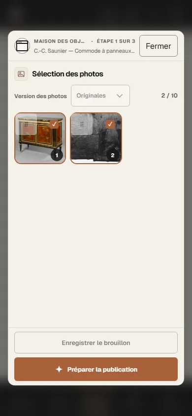 Écran de l’application Antikium sur téléphone : la même sélection des photos, les deux photographies côte à côte et les deux boutons en bas de l’écran.