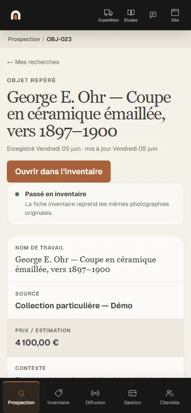 Écran de l’application Antikium : la fiche d’un objet repéré, avec son nom de travail, sa source, son prix ou estimation, son contexte, et la mention indiquant qu’il est déjà passé en inventaire.